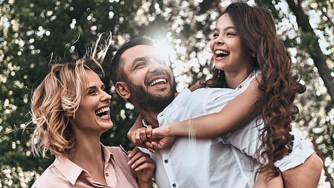 Familia feliz sonriendo