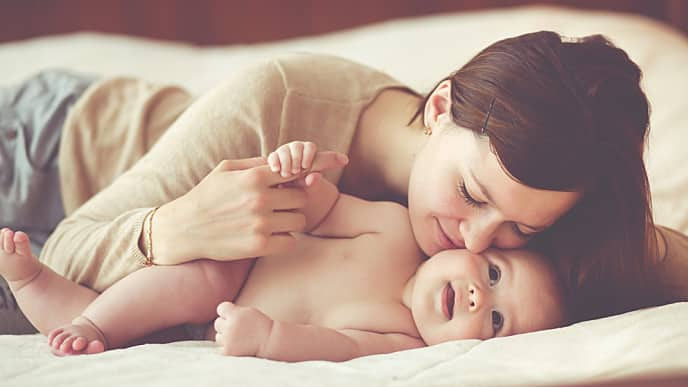 Mamá con su bebé que está dentando