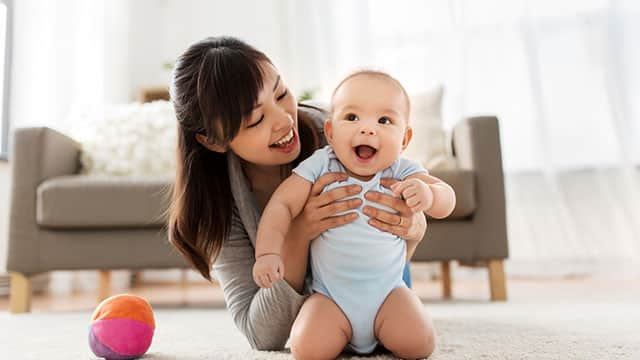 Madre jugando con bebé