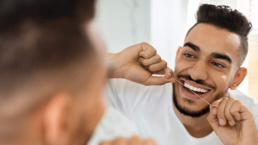 تنظيف الاسنان بالخيط