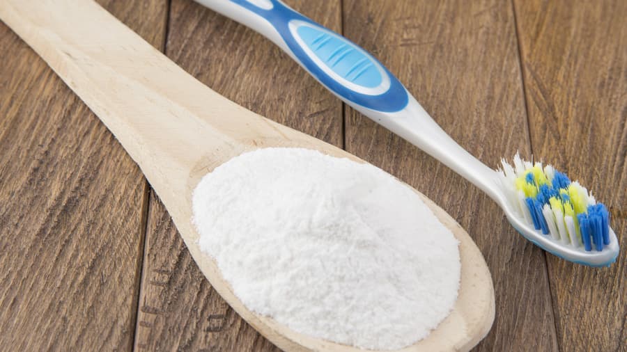 هل تُبيّض بيكاربونات الصوديوم الأسنان؟
