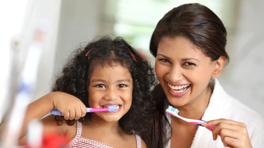 صحة الفم للأطفال: خطوات سهلة للعناية بابتسامتهم | كولجيت®