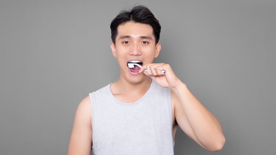 how to clean your tongue to avoid bad breath - colgate philippines how to clean your tongue to avoid bad breath - colgate philippines