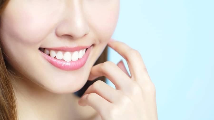 ผู้หญิงฟันขาว ฟันไม่เหลือง แต่งหน้ามั่นใจ คอลเกต ยาสีฟัน Optic white O2 โอทู 
