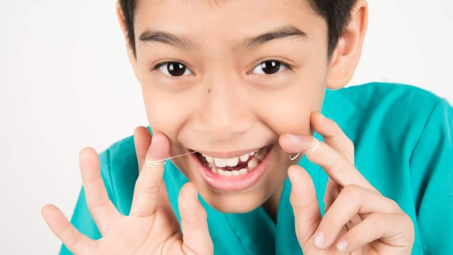 cara floss gigi dengan betul untuk kebersihan pergigian kanak - colagte malaysia