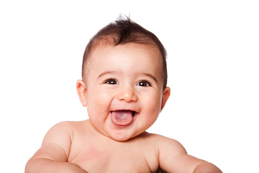 Bebé feliz sonriendo sin dientes