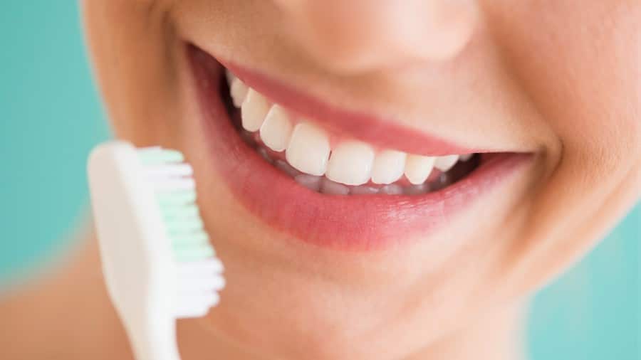 Vista cercana de una mujer cepillandose los dientes