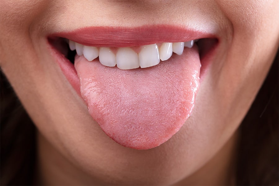 Mujer sacando la lengua