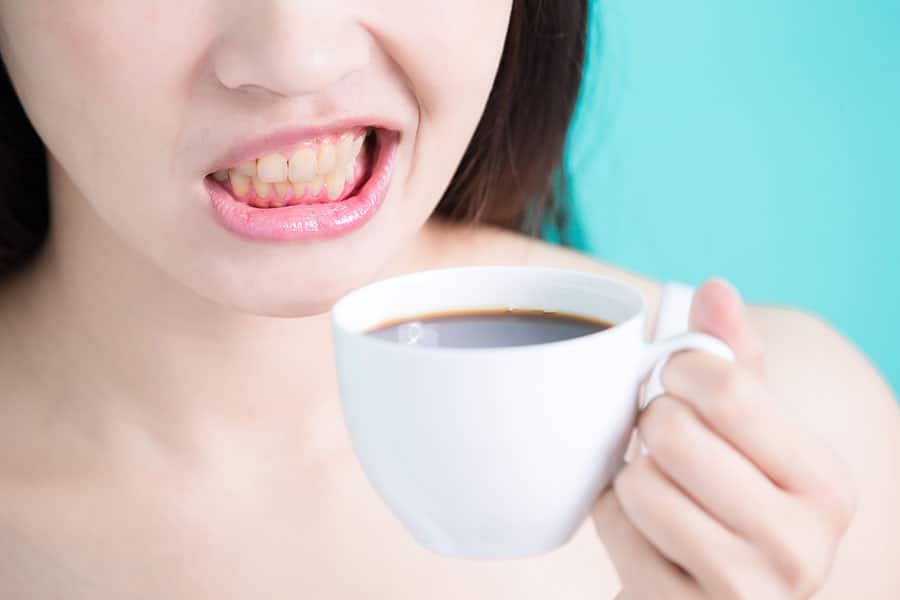 coffee turns woman teeth yellow