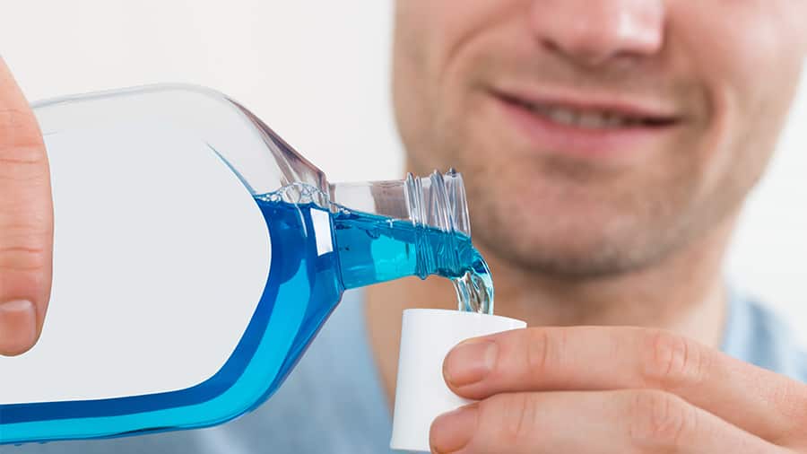 Asegúrese 24 horas de protección antibacterial con el enjuague bucal Colgate Total Prevención Activa