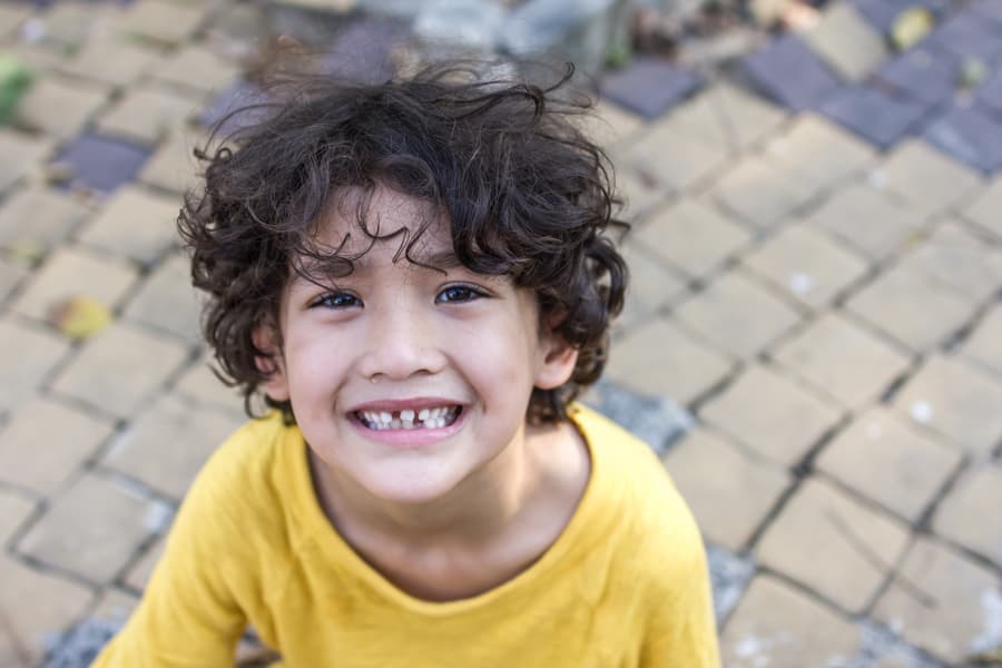 Niño dentando sonriendo