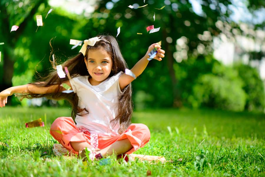 Niña feliz jugando