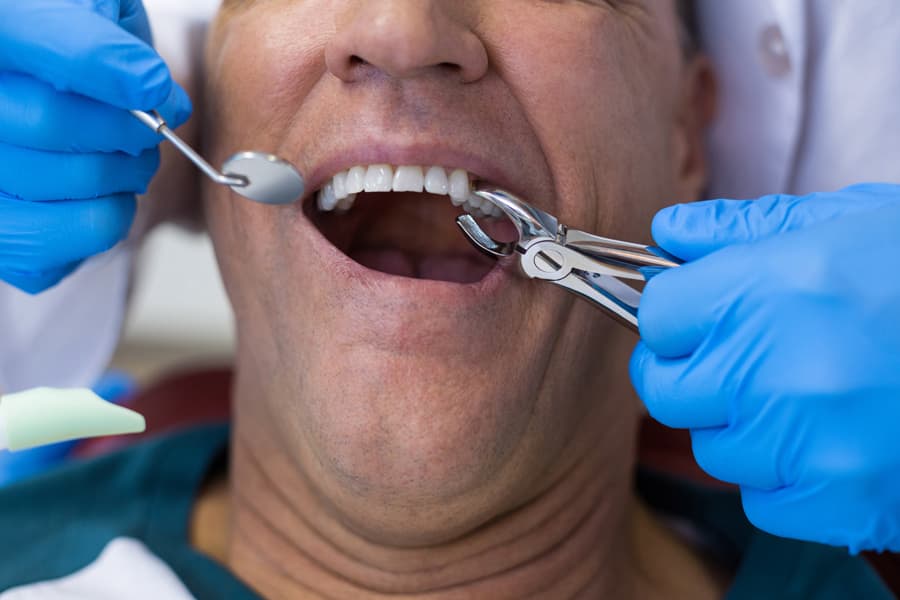 Mujer con fuerte dolor de dientes