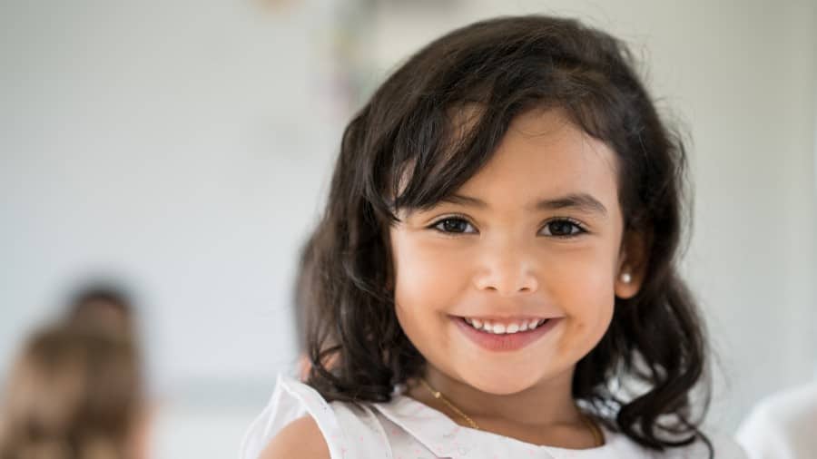 Una niña sonriendo