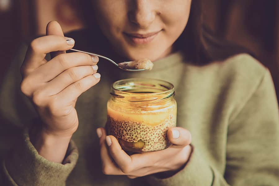 Mujer tomando remedio casero para lengua quemada