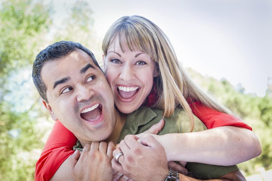 Pareja feliz sonriendo