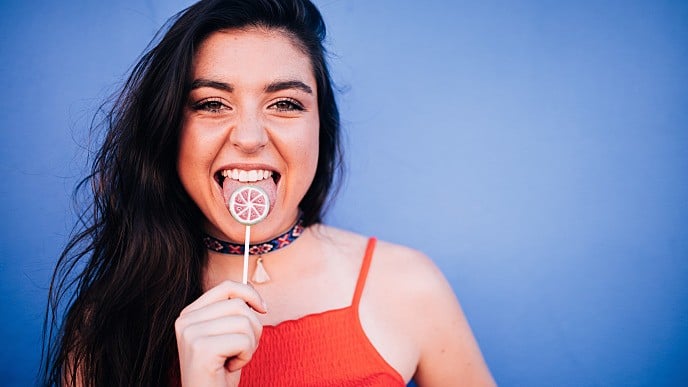 Joven comiendo un dulce