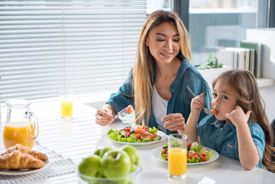 Madre comiendo saludable con su hija