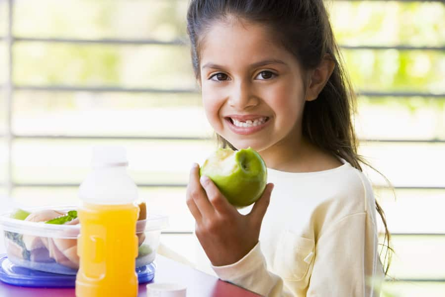 Niña comiendo sus colaciones saludables