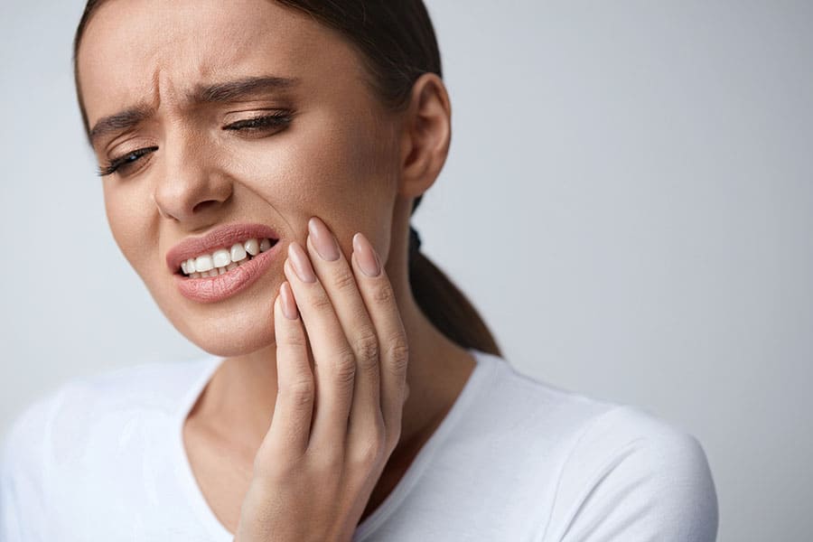 Mujer con fuerte dolor de dientes