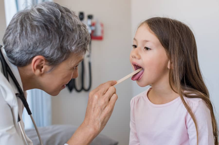 Niña en revisión dental con su odontopediatra