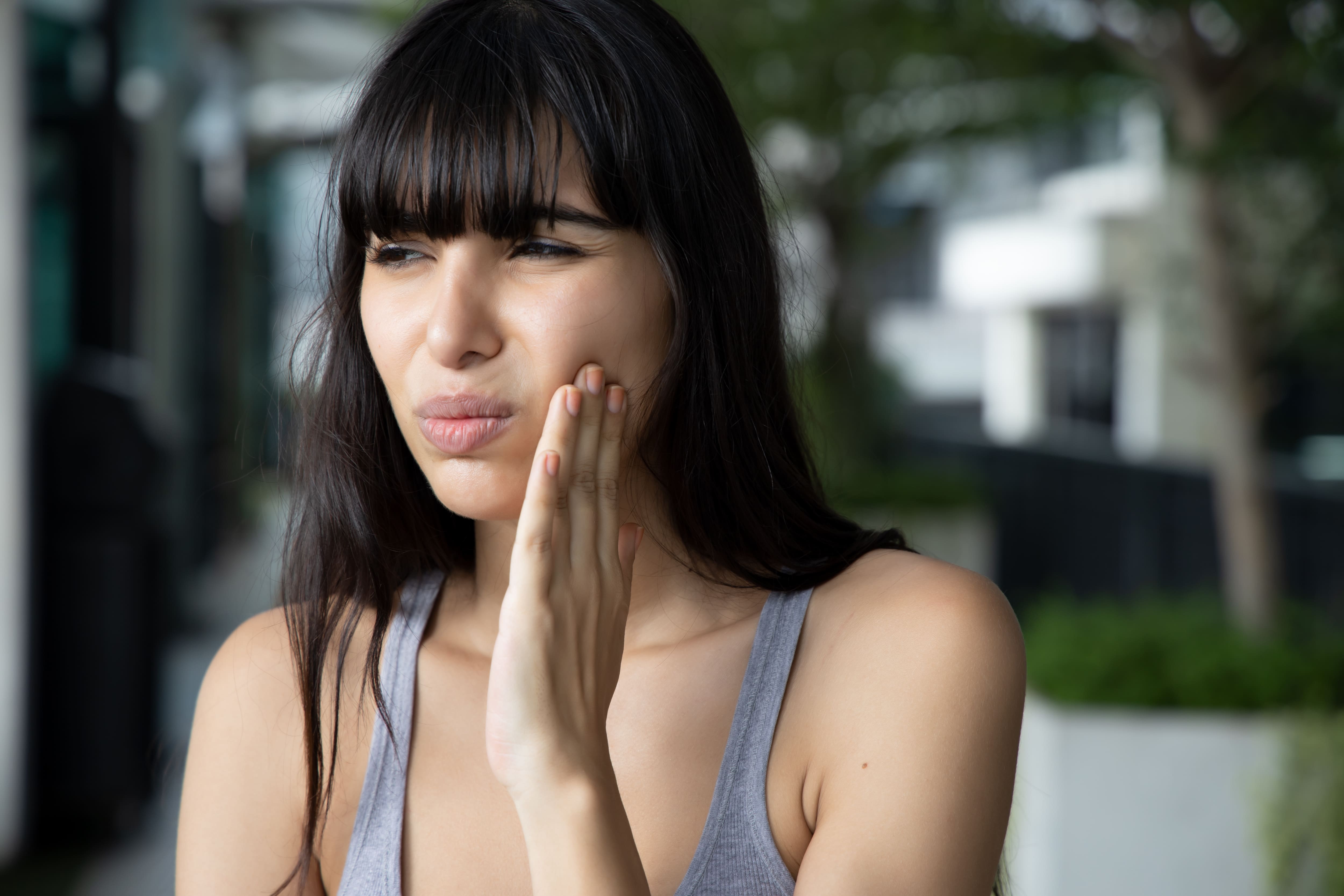 Joven con dolor de dientes