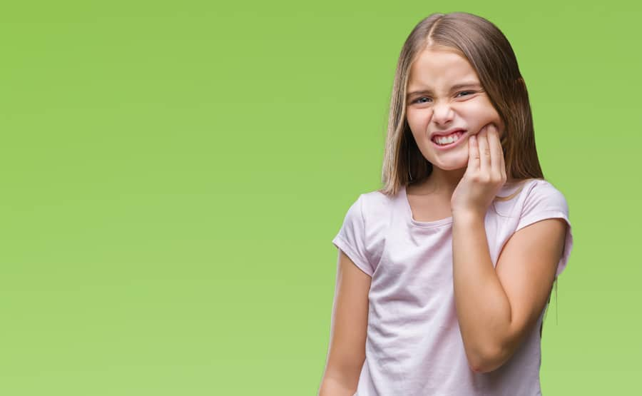 Niña con dolor de dientes