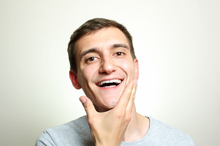 Hombre feliz con su sonrisa blanca