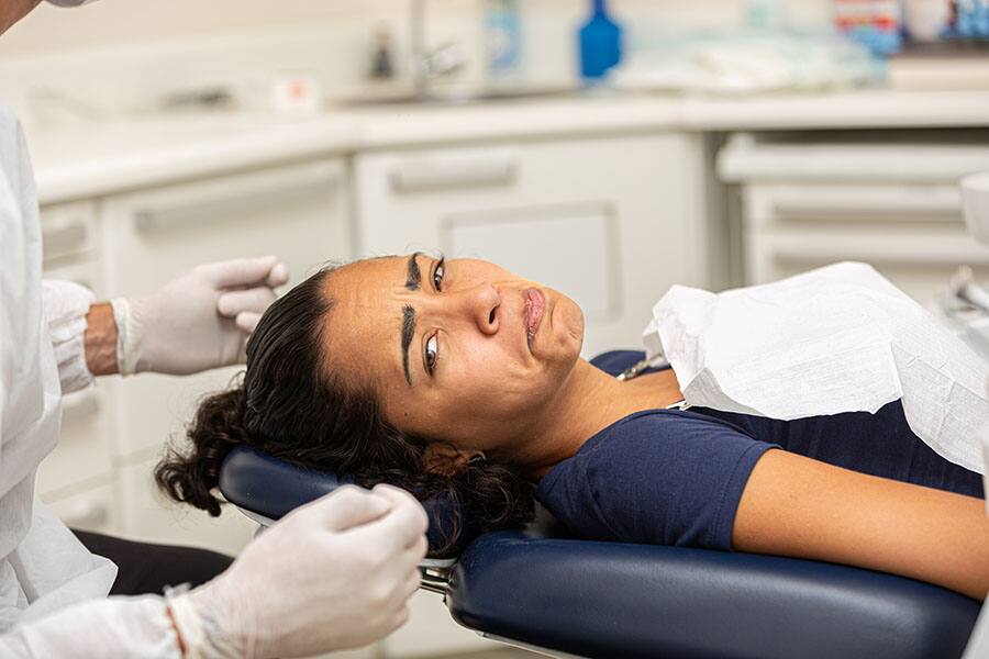 Mujer angustiada en cita odontológica