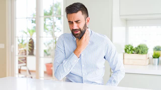 Hombre con dolor por conducto salival bloqueado
