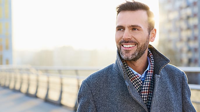 Hombre sonriendo en la calle