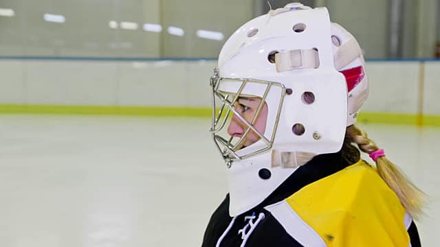 Niña jugando hockey