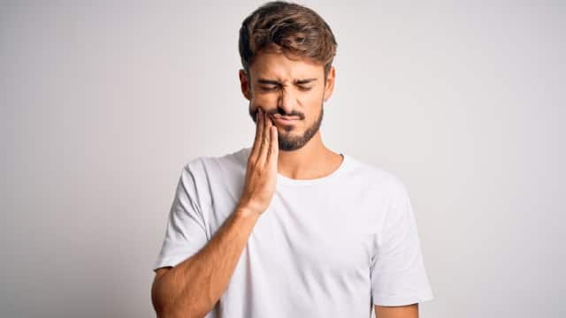 Hombre con dolor de muela
