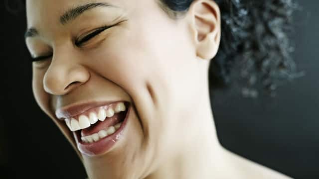 mujer con sonrisa perfecta debido a su blanqueamiento dental