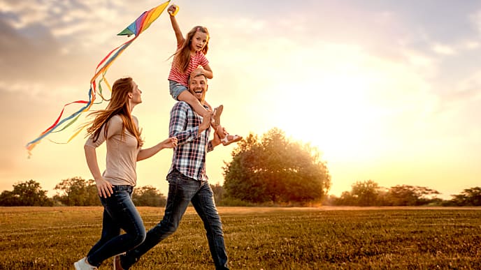 Familia volando una cometa