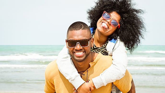 pareja feliz en la playa sin lesiones de lengua