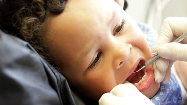 Niño pequeño en el dentista infantil