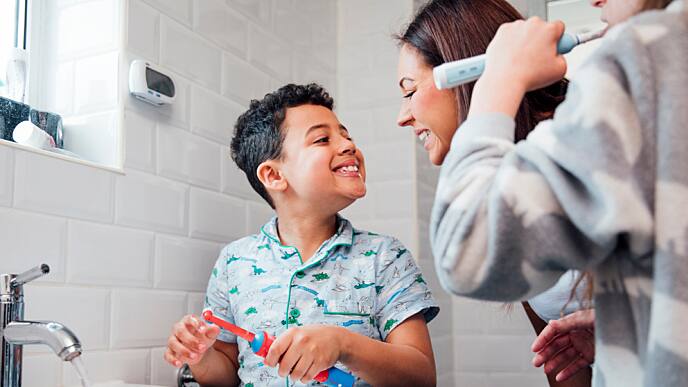 Familia feliz lavando sus dientes