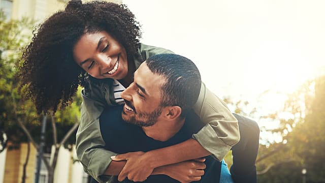 Pareja joven feliz sonriendo