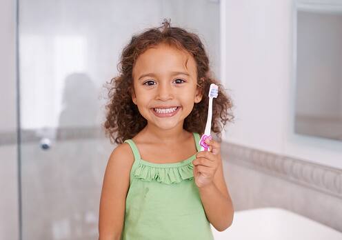 Niña con dientes de leche sonriendo