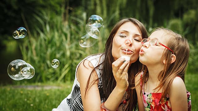 Madre e hija jugando