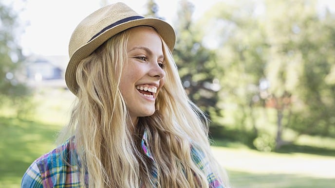 Adolescente con una gran sonrisa blanca