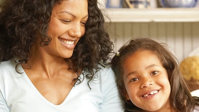 Madre e hija felices sonriendo