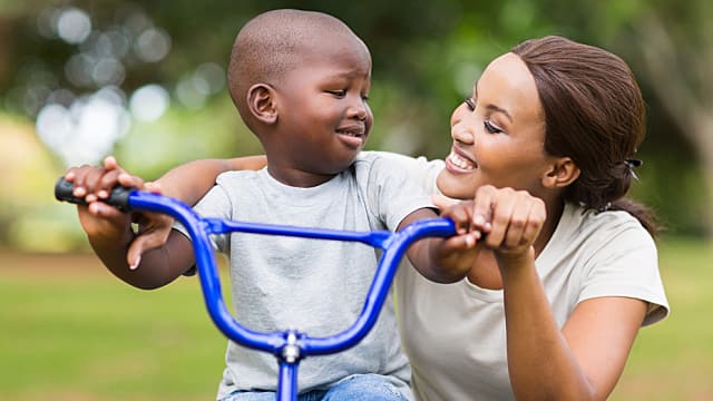 Madre e hijo jugando