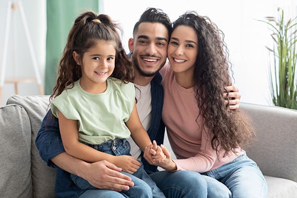 Familia sonriendo feliz