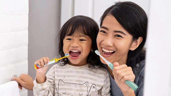 แปรงฟันด้วยแปรงไฟฟ้าเด็ก