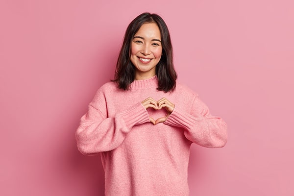 Mujer haciendo un corazon