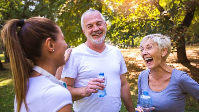 Familia sonriente hace ejercicio