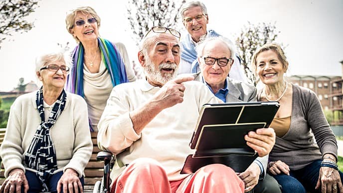 Grupo de amigos mayores reunidos