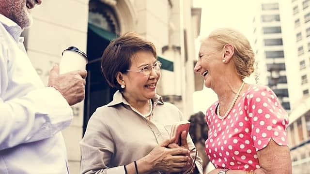 Amigas mayores reunidas sorniendo